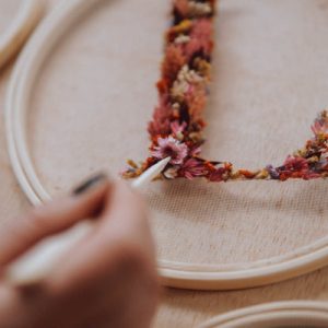 Blütenrahmen aus Tüll und Trockenblumen selber machen