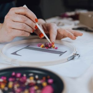 Blütenrahmen aus Trockenblumen selber machen