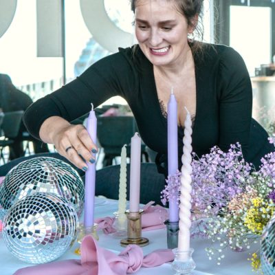 Wir entwickeln die Styling-Konzepte und zeigen dir verschiedene Looks für dein Event.