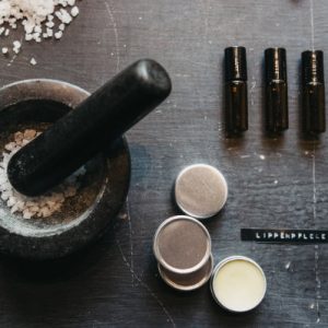Naturkosmetik selber machen Leipzig Workshop natürliche Kosmetik herstellen Kurs DIY Lippenpflege pflegendes Peeling zubereiten Mörser schwarz