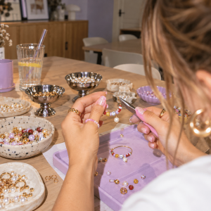 Perlenschmuck am Basteltisch
